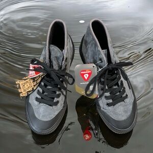 Men’s Vans MTE Boots. Brand New! Size 6.5 Grey Suede!